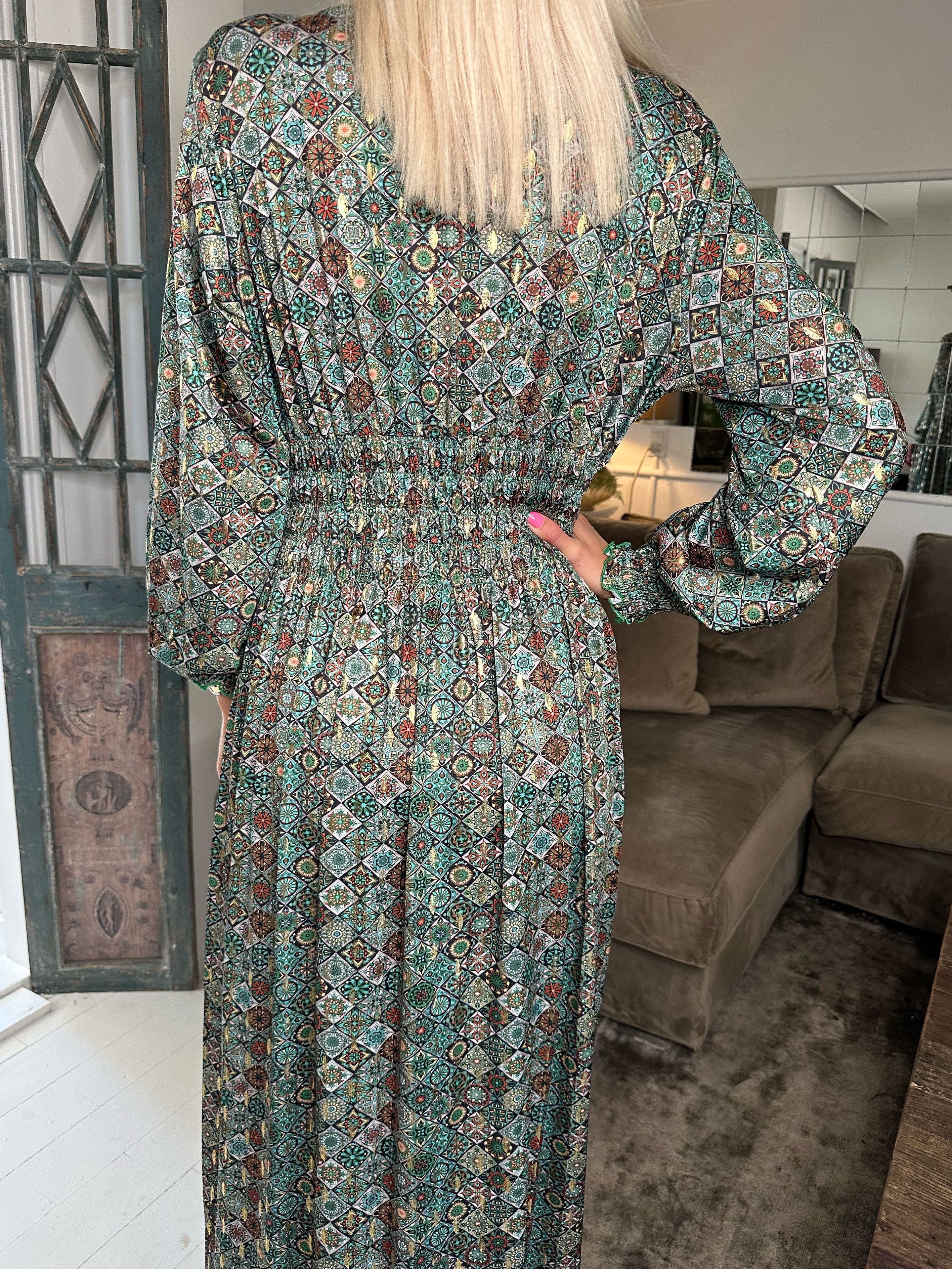 Pams Mosaic L/S - Lång elastisk klänning i skrynkelfritt tyg med långa ärmar